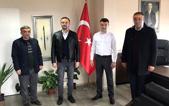 Fedakâr öğretmen 3 boyutlu yazıcı ile koruyucu maske üretiyor