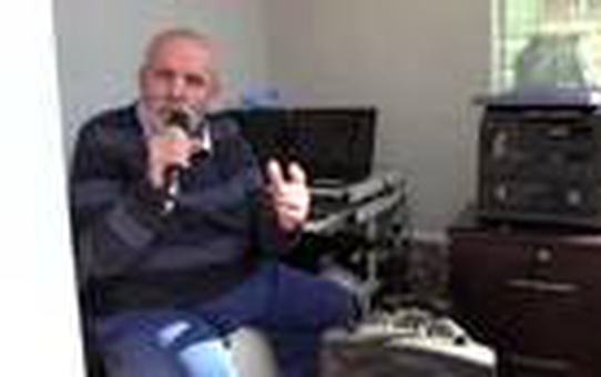 'Minik Kuş' salgın nedeniyle evde kalan komşularına balkondan konser veriyor