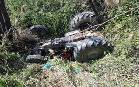 Manisa'da devrilen traktörün sürücüsü öldü