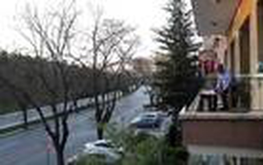Sessiz caddeleri ney sesinin huzuruyla doldurdu