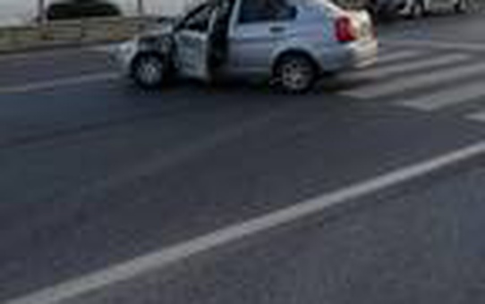 Otomobille çarpışan motosikletin sürücüsünün yaralandığı kaza kamerada