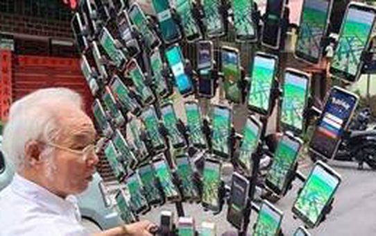 64 Telefonla Pokemon Go Oynamak! Çılgın Dede Sokaklarda