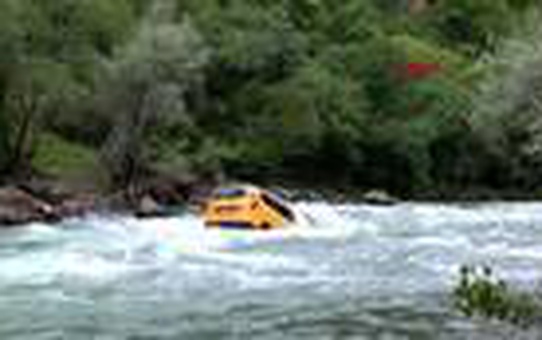 TUNCELİ Munzur Nehri'ne devrilen taksinin sürücüsü kendi imkanıyla kurtuldu