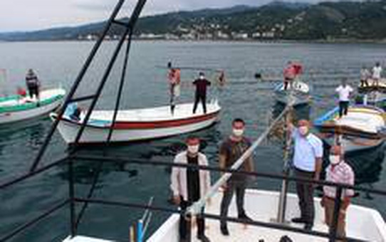Giresun'un Görele ilçesinde vatandaşlardan kafes balıkçılığına tepki