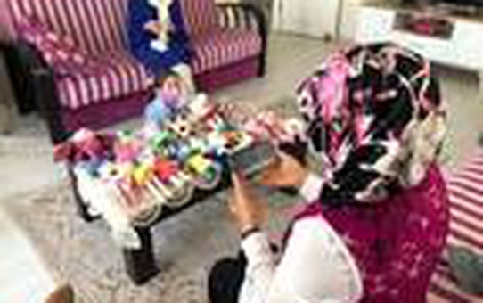 Azerbaycanlı çocuklar için oyuncak bebek örüyorlar