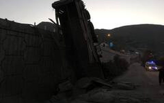 Amasya'da virajı dönemeyen çimento yüklü tır devrildi: 1 yaralı