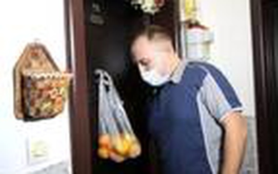 Anne-babası koronavirüs oldu, maske takın çağrısı yaptı