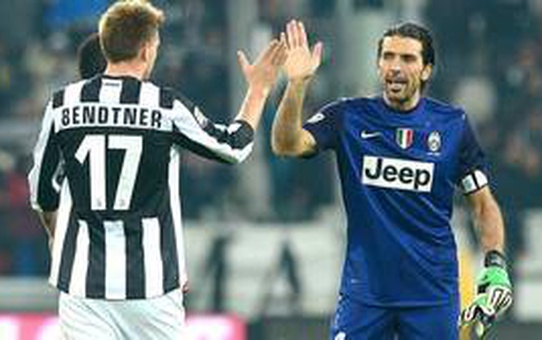 Nicklas Bendtner, Juventus'ta oynarken Buffon ve Pirlo'nun sigara içtiğini söyledi
