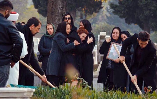 Zeynep Kumral ve Teoman Kumbaracıbaşı Doğduğun Ev Kaderindir dizisinden ayrıldı