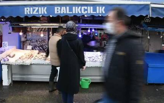 Son dakika haber! Sokağa çıkma kısıtlaması öncesi balık tezgahlarında yoğunluk yaşandı