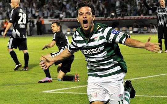 Bursaspor, Pablo Batalla'nın Beşiktaş'a attığı golün sevincini heykelleştirdi
