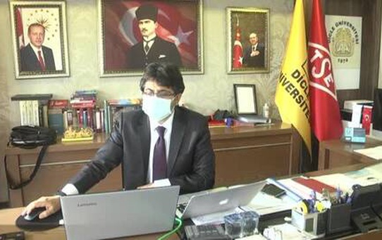 DÜ Rektörü Prof. Dr. Mehmet Karakoç, AA'nın 'Yılın Fotoğrafları' oylamasına katıldı