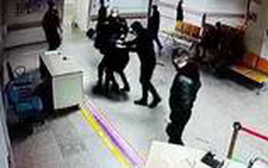 Kendisiyle ilgilenmediğini iddia ettiği doktora dehşeti yaşattı! Bıçaklı saldırı girişimi kamerada