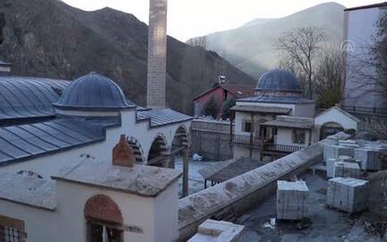 226 yıllık camide sıvayla kapatılan duvar motifleri gün yüzüne çıkarıldı