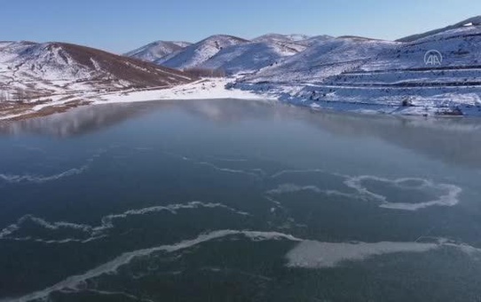 Yüzeyi buz tutan gölet gençlerin uğrak yeri oldu