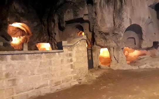 Frigya'daki 3000 bin yıllık tarihi mağaraları bir de gece görün