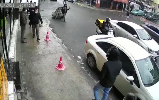 Şişli'de kafasına buz parçası düşen kişi yaralandı