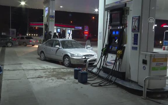 Alkollü sürücü yakıt pompasına çarptı