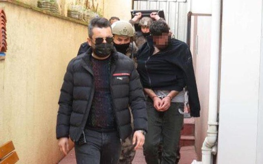 Psikolojik sorunları olan adam bıçakla kendisini kesmeye kalktı