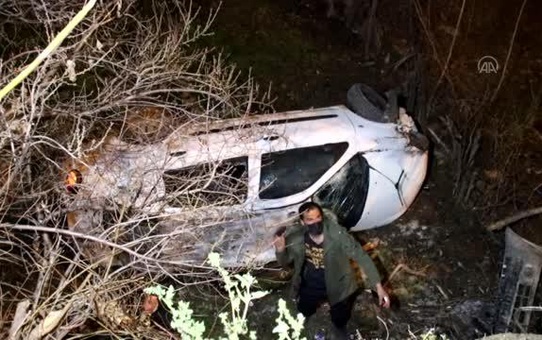 Devrilen Otomobilin Sürücüsü Yaralandı