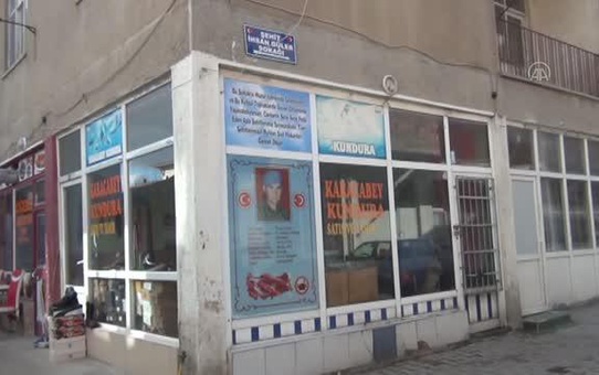 Son dakika haberi! Esnaf, şehidin adı verilen sokaktaki iş yerinde anı köşesi oluşturdu