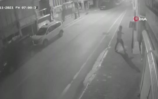 Son dakika: 2 gün önce aldığı araç hurdaya döndü, araca saldırı anları kameraya yansıdı