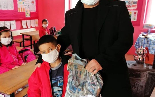 Vefalı doktor 27 yıl önce okuduğu okulun öğrencilerini unutmadı