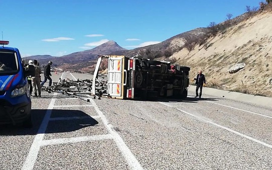 Devrilen kamyon Adıyaman-Gölbaşı yolunu trafiğe kapattı