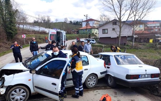 2 otomobil kafa kafaya çarpıştı: 4 yaralı