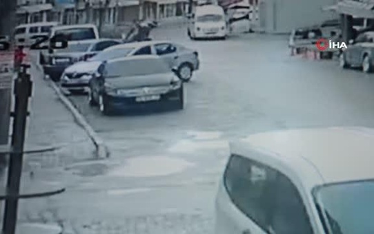 Önce kaza yaptı, sonra kaçtı...Kaza anı kamerada