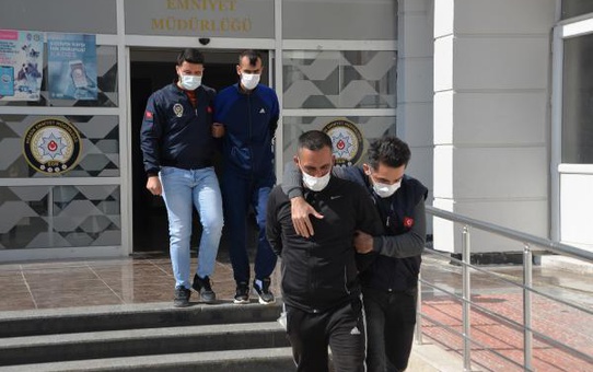 Durakta bekleyen kadının elindeki cep telefonunu çalan kapkaççılar, yakalandı
