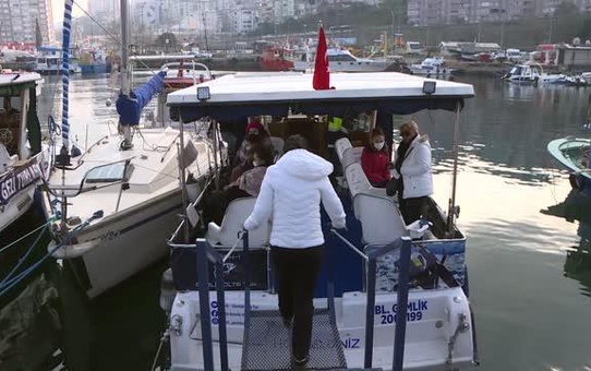 Hobisini mesleğe dönüştüren kadın girişimci Gemlik Körfezi'nde olta turu teknesi işletiyor