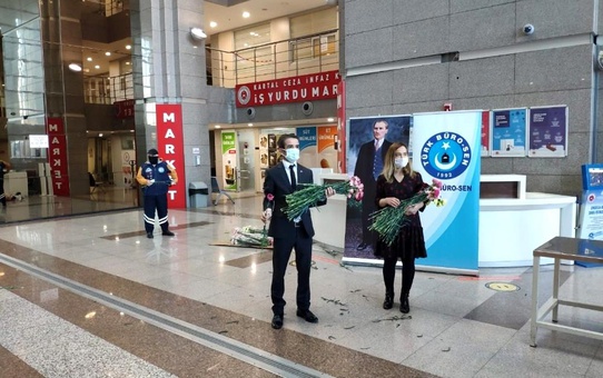 Türk Büro-Sen İstanbul Adalet Sarayı'nda çiçek dağıttı