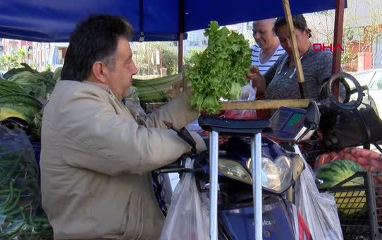 ANTALYA Yürüme engelli 'şekerci amca', motosikletiyle sebze meyve satıyor