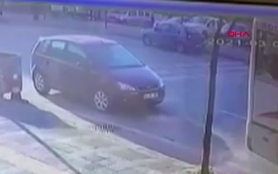 KOCAELİ Otomobile çarpmamak için manevra yapan motosikletli öldü, kaza kamerada