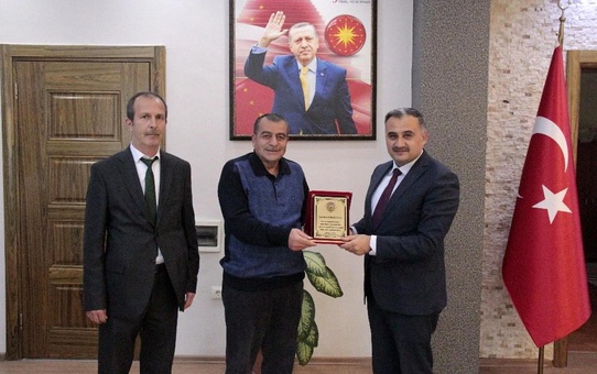 Başkan Mehmet Cabbar'dan emekli olan zabıta personeline teşekkür plaketi