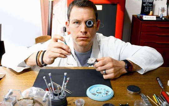İsviçreli eski futbolcu Lichtsteiner, saat firmasında stajyer olarak işe başladı