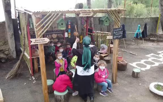 Anaokulu öğretmeni, çocuklara doğayı sevdirmek için açık havada ders veriyor