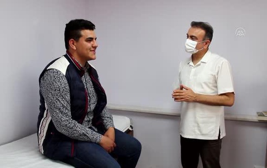 Aynı dönemde yüz felci ve Kovid-19 geçiren genç sağlığına kavuşmanın mutluluğunu yaşıyor