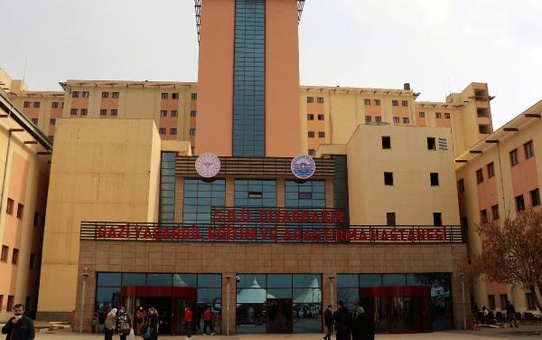 Koronavirüsten ölen sağlık çalışanlarının isimleri, hastanede yaşatılıyor