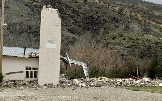 Batman'da şiddetli rüzgar cami minaresini yıktı