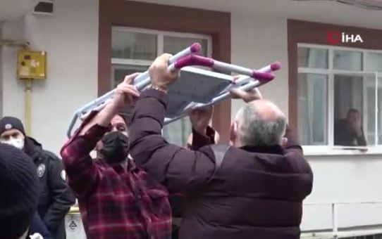 Akla gelmeyen başa geldi: Kafasına demir merdiven saplandı
