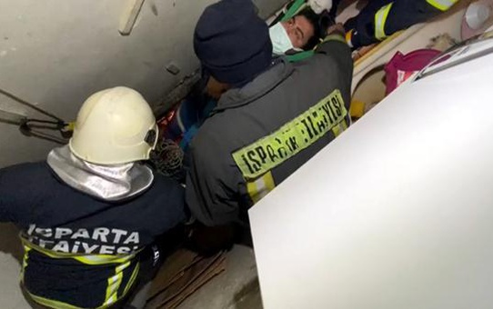 Isparta'da yük asansörü düştü: 2 yaralı