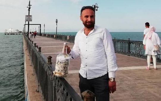 Son dakika haber | Müşterilerinin dilek notlarını biriktirdiği şişeyi kabul olsun diye denize attı
