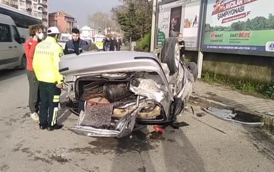 Beton refüje çarpan otomobildeki 5 kişi yaralandı