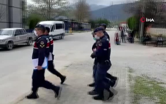 Yanına oturttuğu oyuncak ayı ile kendini ele vermişti...O hırsız tutuklandı