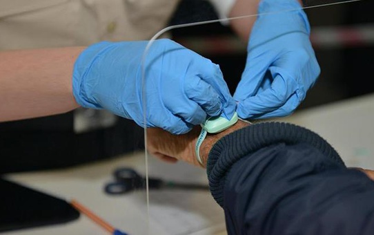 KKTC'de karantinaya girenler 750 liralık elektronik bileklilerle takip edilecek