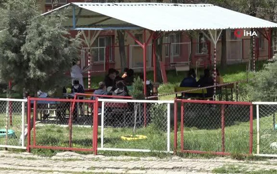 Hababam sınıfı gerçek oldu, derslerini okul bahçesinde açık hava sınıfında işliyorlar