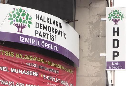 Vatan Partisi İzmir İl Teşkilatı HDP önünde evlat nöbeti tutan aileleri ziyaret etti