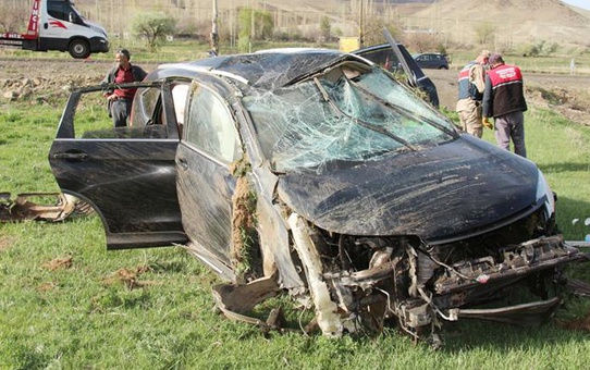 Kaymakam ve belediye başkanı içindeydi! Şarampole yuvarlanan makam aracı bu hale geldi